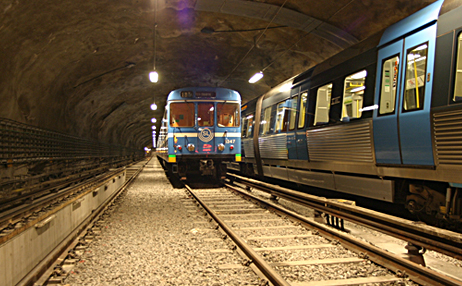 Ett gammalt och ett nytt tåg i tunnelbanan